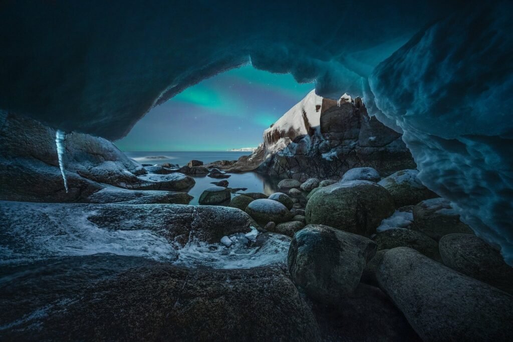 Foto landscape dramatis dengan foreground batu menggunakan lensa Laowa 10mm