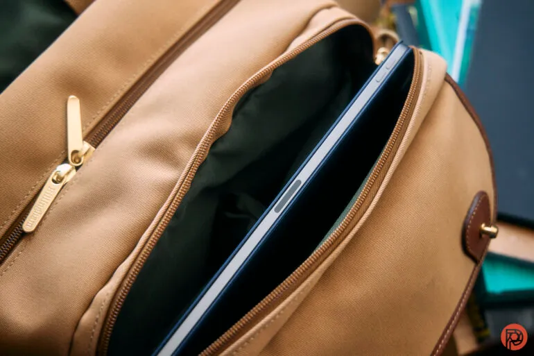 Fitur slot iPad pada tas kamera premium compact Billingham 225 MKII