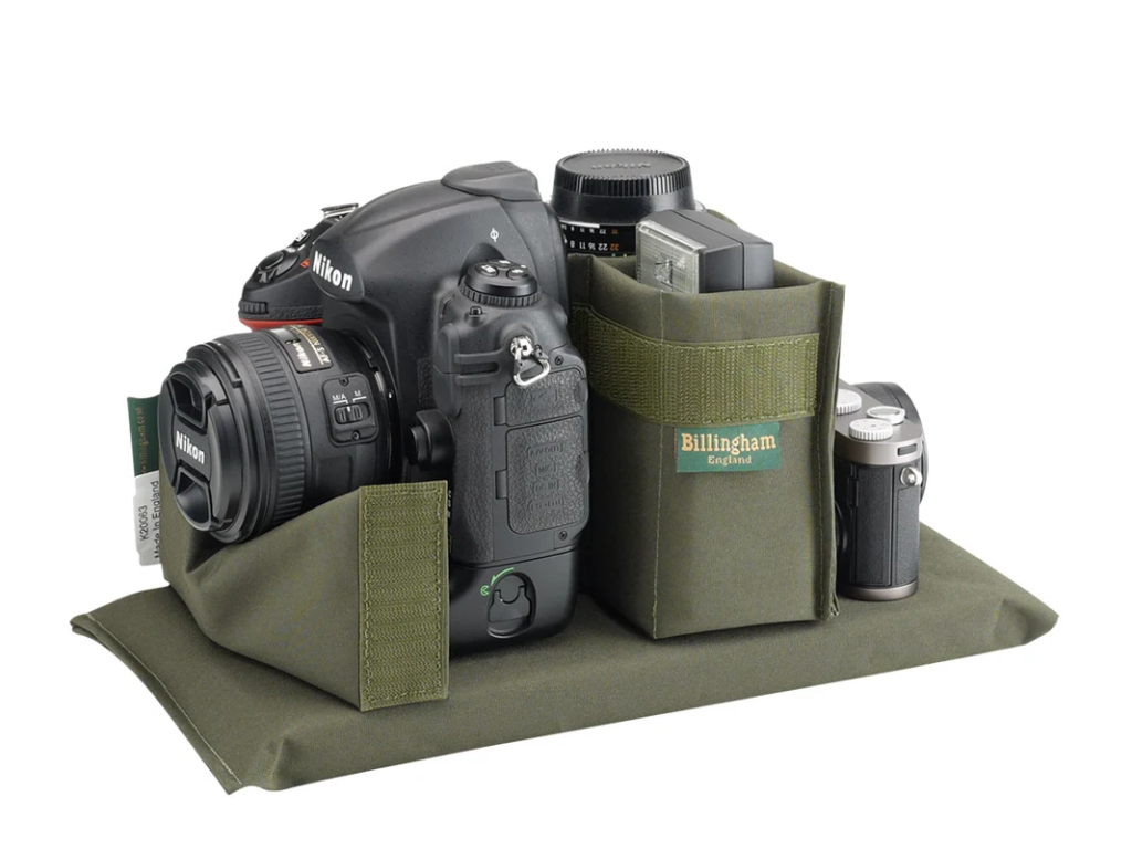 Interior tas kamera premium compact Billingham 225 MKII dengan kamera full-frame
