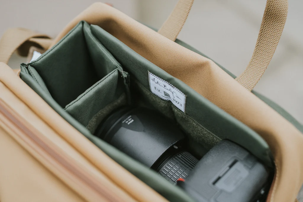 Interior tas kamera premium compact Billingham 225 MKII dengan kamera full-frame