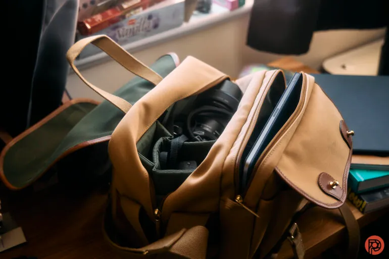 Fitur slot iPad pada tas kamera premium compact Billingham 225 MKII
